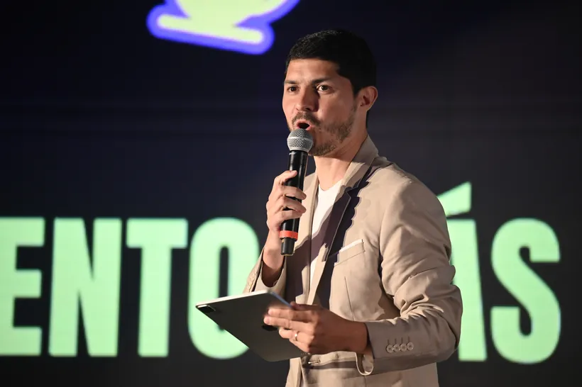 Gastón en escenario