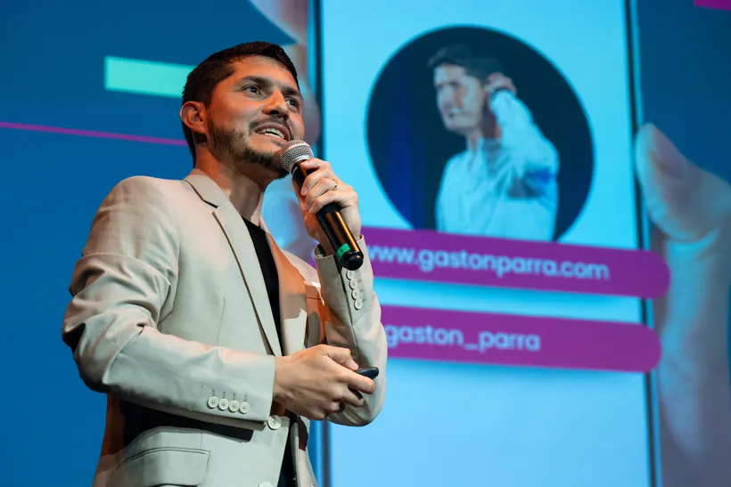 Gastón en escenario